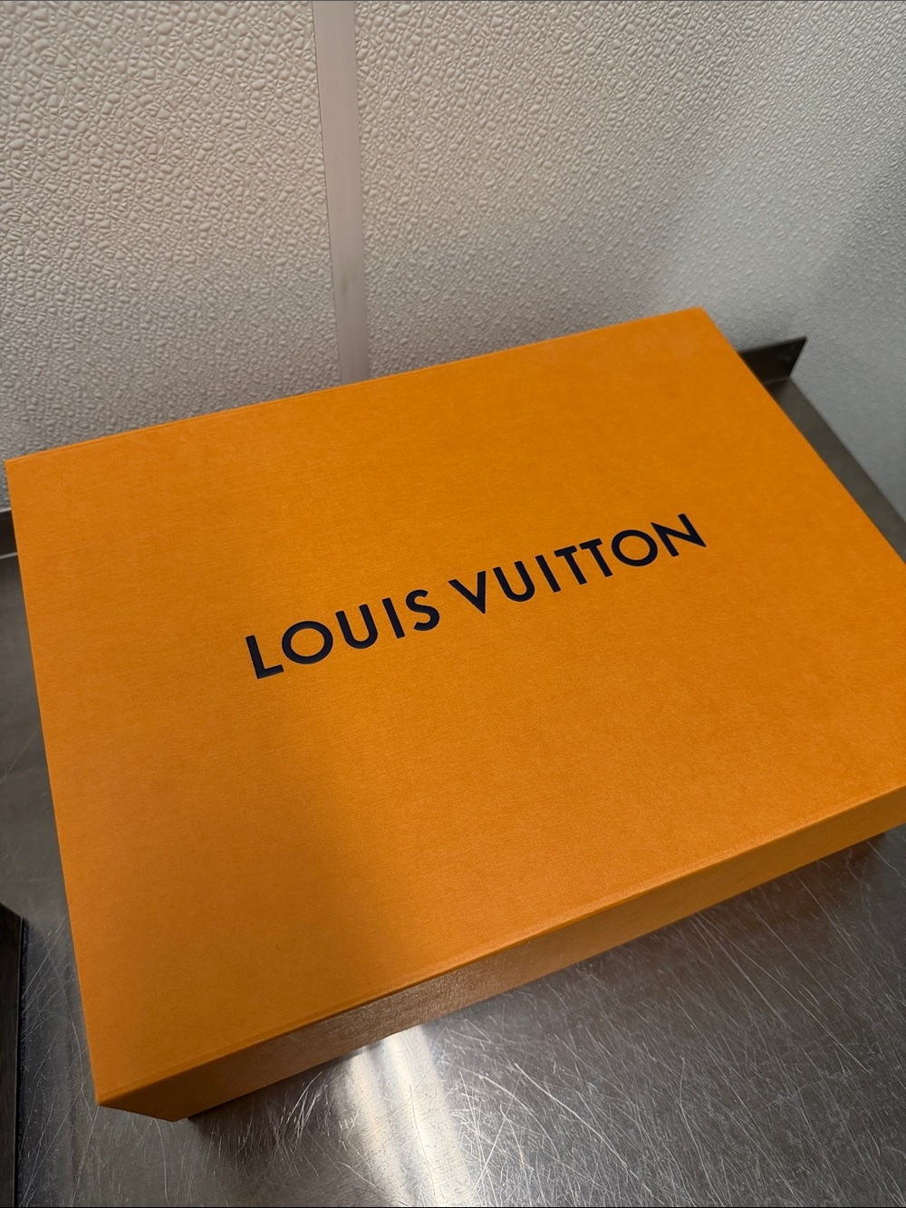 Louis Vuitton Blue Logo Ribbon with Orange Gift Box Elements - Picture 2 of 4